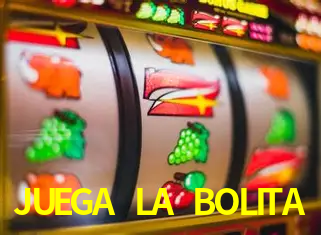 Una escena digital vívida inspirada en casino con JUEGA LA BOLITA mostrado prominentemente, luces brillantes, fichas, cartas y acentos dorados.